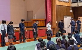 麻薬探知犬によるデモンストレーションの様子