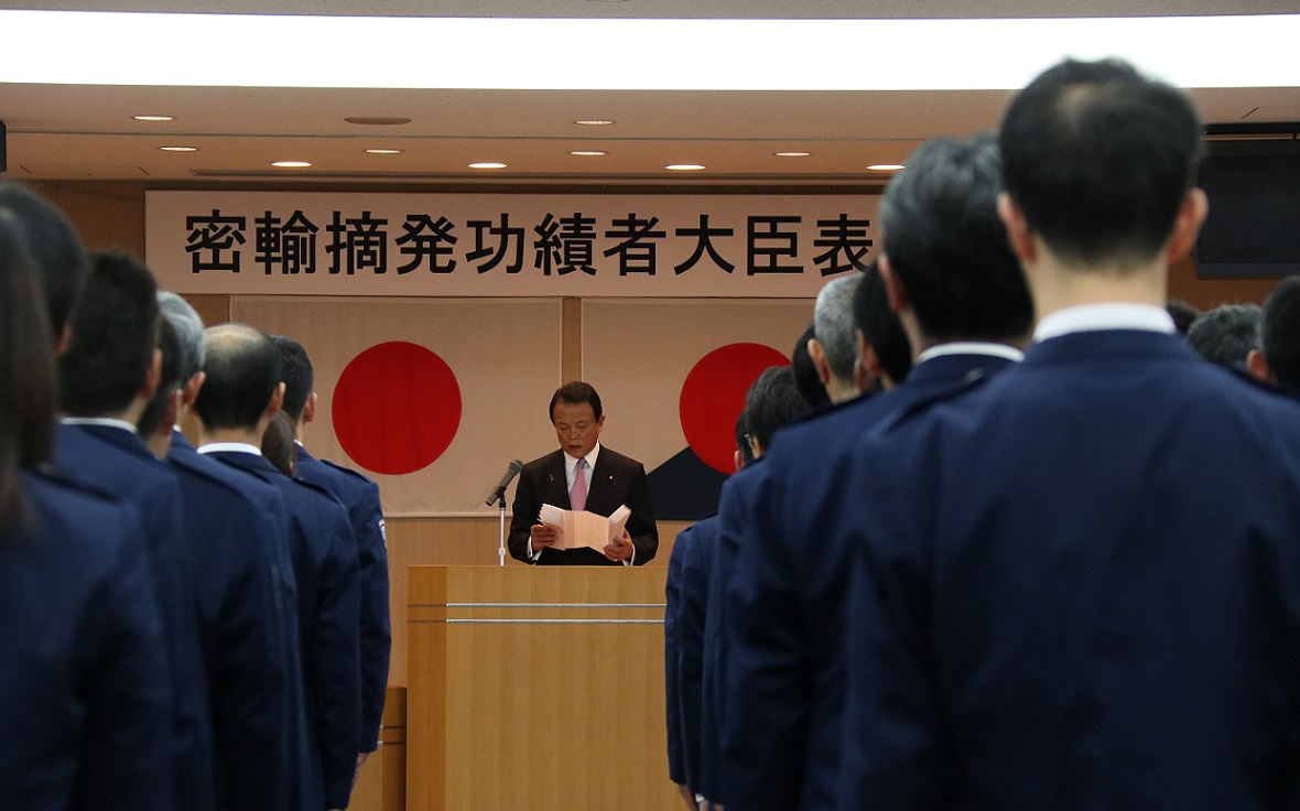 表彰式で訓示する麻生大臣