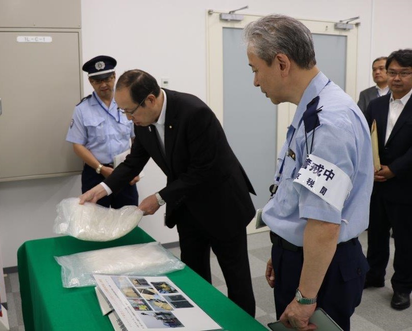 犯則物件を見る宮島政務官