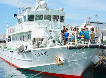 監視艇での集合写真 監視艇での集合写真