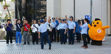 「がんばるぞー」の掛け声をする職員 「がんばるぞー」の掛け声をする職員