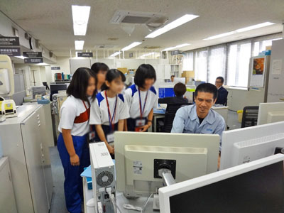 説明を受ける生徒達 説明を受ける生徒達