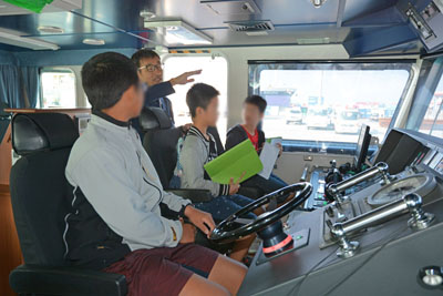 監視艇見学の様子 監視艇見学の様子