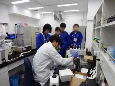 分析検査の様子 分析検査の様子