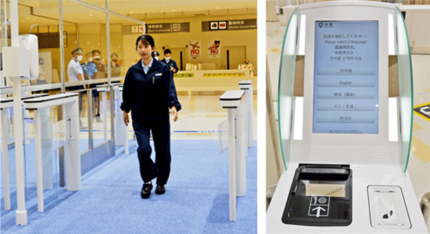 電子申告ゲートを通過する女性及び申告端末