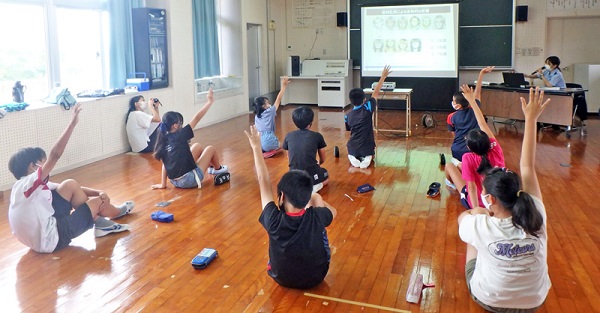 川平小学校での授業の様子
