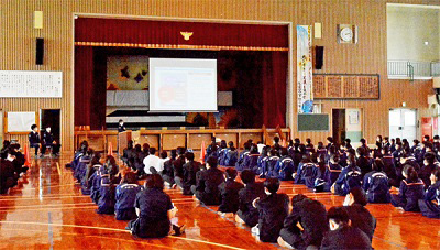 北中城中学校での講義の様子