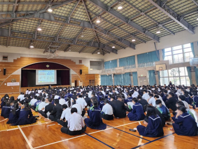 講話を聴く生徒たち 講話を聴く生徒たち