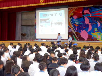 税関職員の説明を聴く生徒たち 税関職員の説明を聴く生徒たち