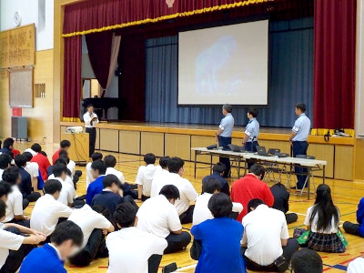 生徒から税関職員へ感謝を述べている様子 生徒から税関職員へ感謝を述べている様子
