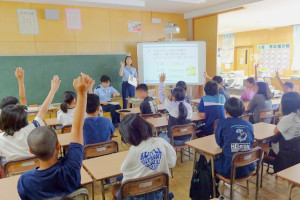 質問で手を挙げるたくさんの児童達 質問で手を挙げるたくさんの児童達