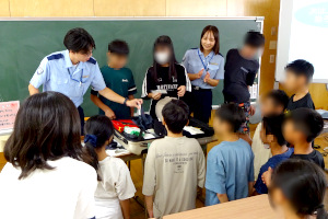 旅具検査体験をする児童達 旅具検査体験をする児童達