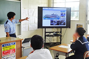 説明をする税関職員 説明をする税関職員