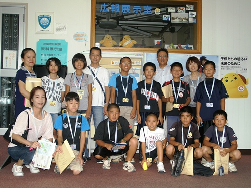 広報展示室前にて記念撮影 広報展示室前にて記念撮影
