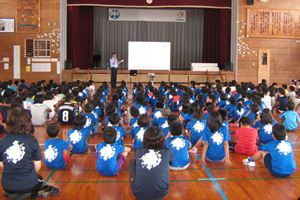 説明を聞く児童の皆さん 説明を聞く児童の皆さん