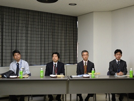 右から田中大臣官房参事官、今川原産地規則専門官、甲斐田関税分類調査官、田中財務部長 右から田中大臣官房参事官、今川原産地規則専門官、甲斐田関税分類調査官、田中財務部長