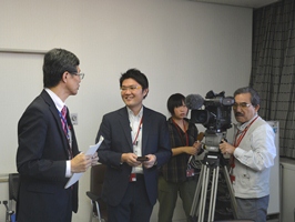 右から田中大臣官房参事官、今川原産地規則専門官、甲斐田関税分類調査官、田中財務部長 森川業務・調査担当次長に対するNHKの取材状況