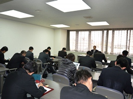 職員による業務説明の様子 職員による業務説明の様子