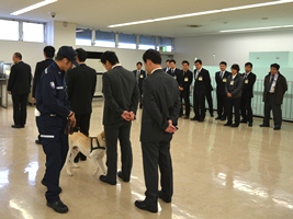 麻薬探知犬によるデモンストレーションの様子 麻薬探知犬によるデモンストレーションの様子