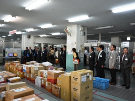 那覇外郵出張所見学の様子 那覇外郵出張所見学の様子