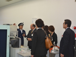 那覇空港税関支署見学の様子 那覇空港税関支署見学の様子