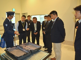 那覇空港新国際線旅客ターミナルビル内で検査状況の説明を聞くモニターの皆さん 那覇空港新国際線旅客ターミナルビル内で検査状況の説明を聞くモニターの皆さん