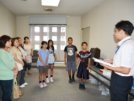 那覇外郵出張所の見学の様子 那覇外郵出張所の見学の様子