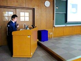 説明をする税関職員 説明をする税関職員