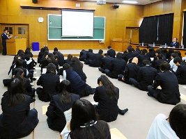 説明を聴く生徒ら 説明を聴く生徒ら