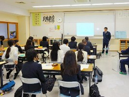 説明をする税関職員 説明をする税関職員