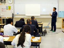 説明をする税関職員 説明をする税関職員