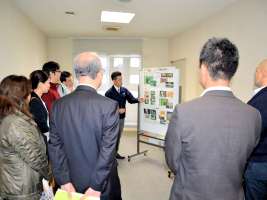 説明する税関職員 説明する税関職員