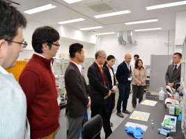 分析室で説明を受けるモニター 分析室で説明を受けるモニター