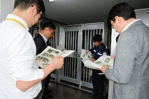 麻薬探知犬管理センターで説明を受けるモニター 麻薬探知犬管理センターで説明を受けるモニター