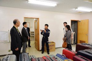 麻薬探知犬管理センターで説明を受けるモニター 麻薬探知犬管理センターで説明を受けるモニター