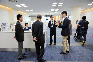 那覇空港税関支署で説明を受けるモニター 那覇空港税関支署で説明を受けるモニター