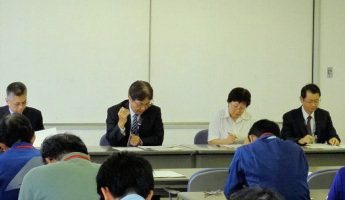 説明する税関職員 説明する税関職員