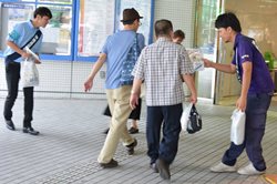 チラシを配る職員 チラシを配る職員