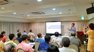 原産地調査官が講演する様子 原産地調査官が講演する様子