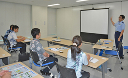 説明をする税関職員 説明をする税関職員