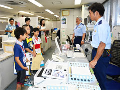 通関手続きの説明を聞く児童ら 通関手続きの説明を聞く児童ら