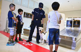 麻薬探知犬と触れ合う児童ら 麻薬探知犬と触れ合う児童ら