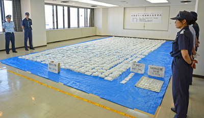 大量に並べられた覚せい剤や違法薬物 大量に並べられた覚せい剤や違法薬物