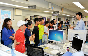 通関手続きの説明を聞く児童ら 通関手続きの説明を聞く児童ら