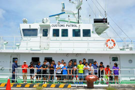 巡視艇で集合写真 巡視艇で集合写真