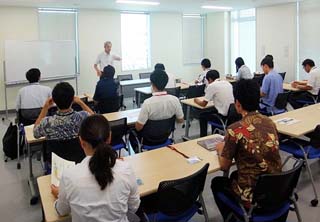 司法修習生へ説明する税関職員 司法修習生へ説明する税関職員