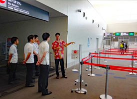 検事へ説明する税関職員 検事へ説明する税関職員