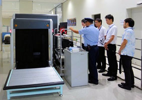 検査機器の説明をする税関職員 検査機器の説明をする税関職員