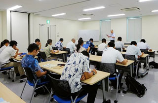 沖縄県警察官へ説明する税関職員 沖縄県警察官へ説明する税関職員