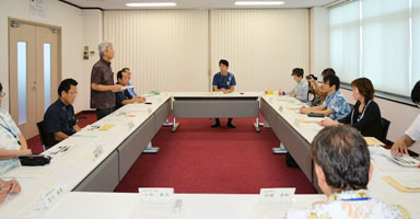 説明をする税関長 説明をする税関長